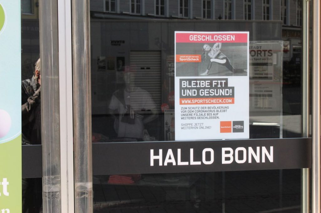 Schliessungshinweis an einem Geschäft in Bonn