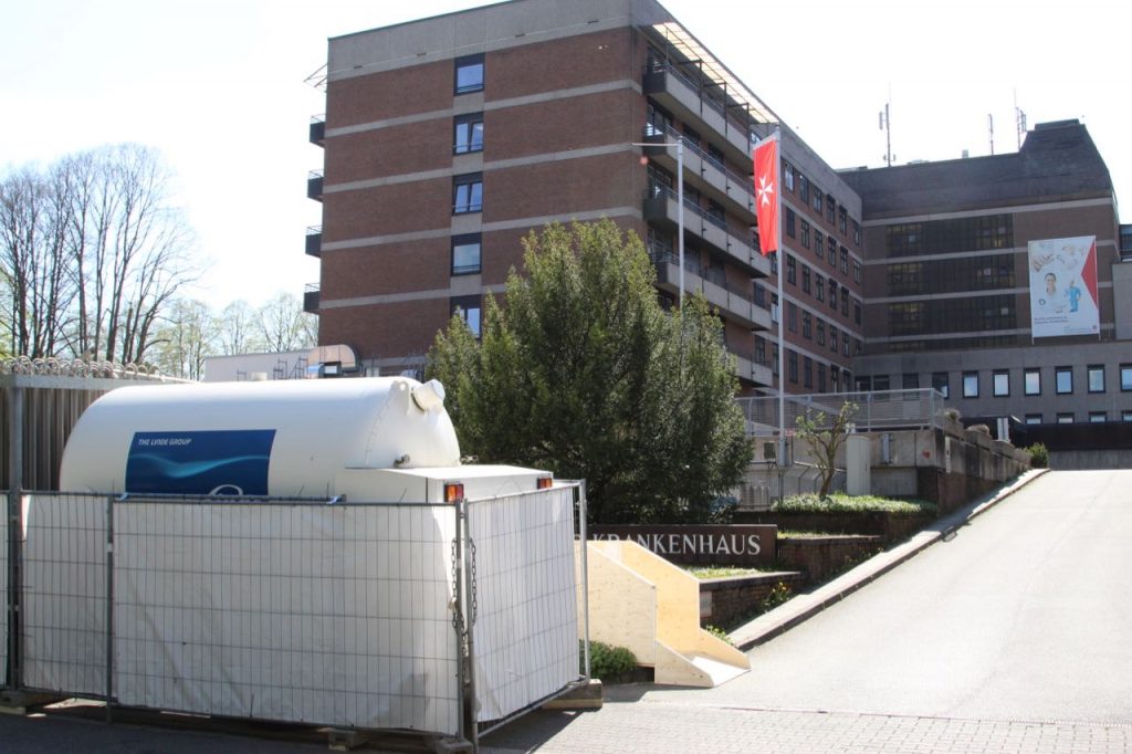 Covid-19: Sauerstofftank vor Krankenhaus